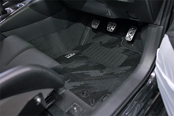 GRカローラ専用 HKS フロアマット&ラゲッジマット 運転席装着イメージ