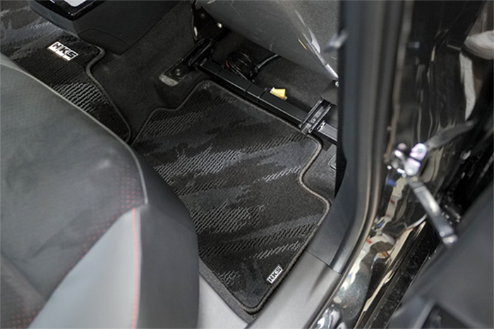 GRカローラ専用 HKS フロアマット リア装着イメージ