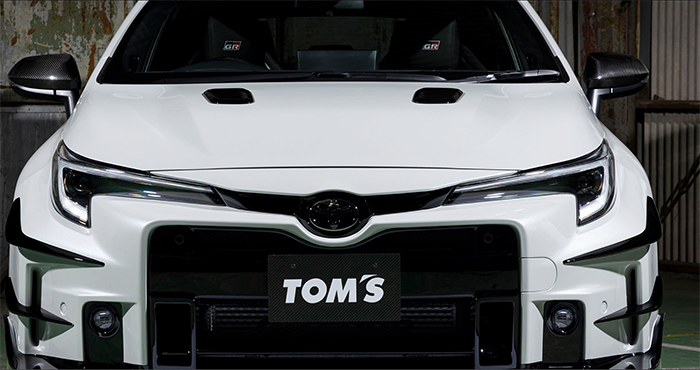 GRカローラ専用 TOM'S カーボンボンネットダクト 車両正面装着イメージ