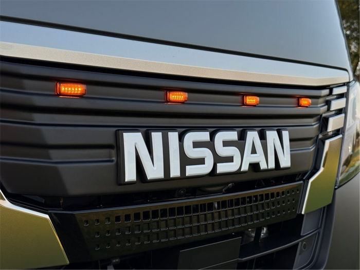 キャラバン 3型 標準ボディー専用 MONOBOX NISSANロゴ×オレンジLEDマーカー付きグリル