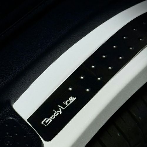 NV350 キャラバン専用 BodyLine フロントスカッフプレート を販売中